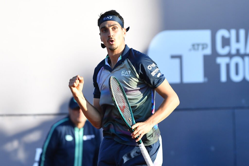 Lorenzo Sonego, quinta testa di serie del Sardegna Open, ha superato in rimonta lo statunitense Alex Michelsen (foto Francesco Panunzio)