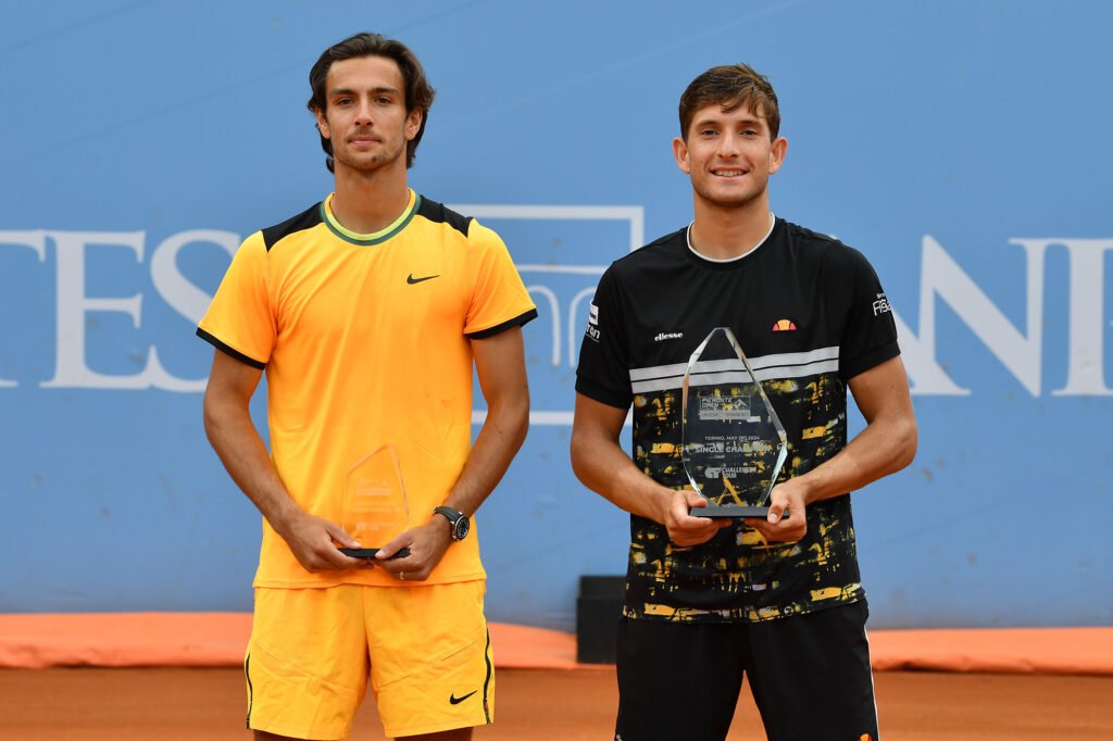 La premiazione del Piemonte Open Intesa Sanpaolo. Da sinistra: Lorenzo Musetti (finalista) e Francesco Passaro (vincitore) (foto Francesco Panunzio)