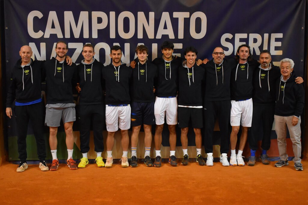 La formazione di Serie A1 del Tennis Club Crema, che ha conquistato la finale scudetto. Da sinistra: Fabio Delfini (vice cap.), Samuel Vincent Ruggeri, Francesco Longhino, Riccardo Bonadio, Lorenzo Bresciani, Leonardo Cattaneo, Andrea Arnaboldi, Alessandro Cè (preparatore atletico), Nicholas David Ionel, Armando Zanotti (cap.) e il presidente Stefano Agostino (foto GAME)