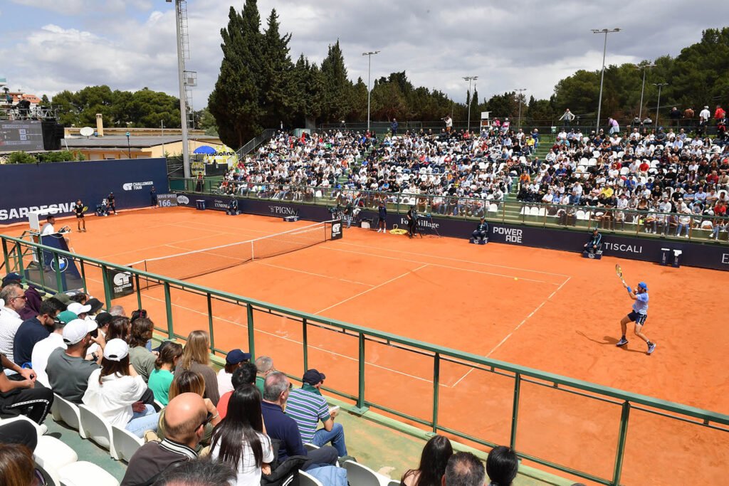Una panoramica del Campo Centrale del Tennis Club Cagliari: da lunedì ospiterà gli incontri dell'Open BNL della Sardegna (foto Francesco Panunzio)
