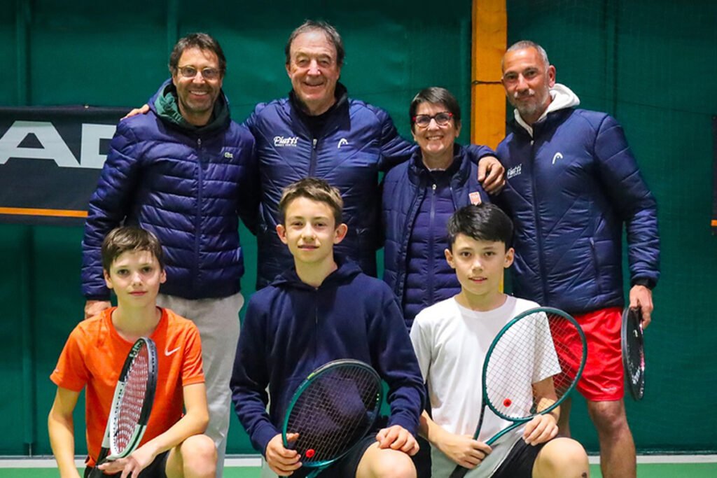 I tre giovani atleti e i tecnici della FFT a Bordighera con coach Riccardo Piatti e Stephane Gloaguen