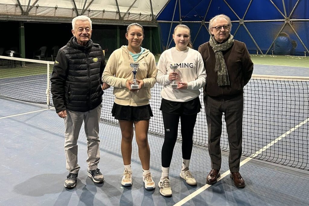 Isabella Samame (sinistra) e Marta Bruneo premiate da Stefano Agostino (sinistra, presidente Tc Crema) e Agostino Corlazzoli (destra, vice presidente Tc Crema)