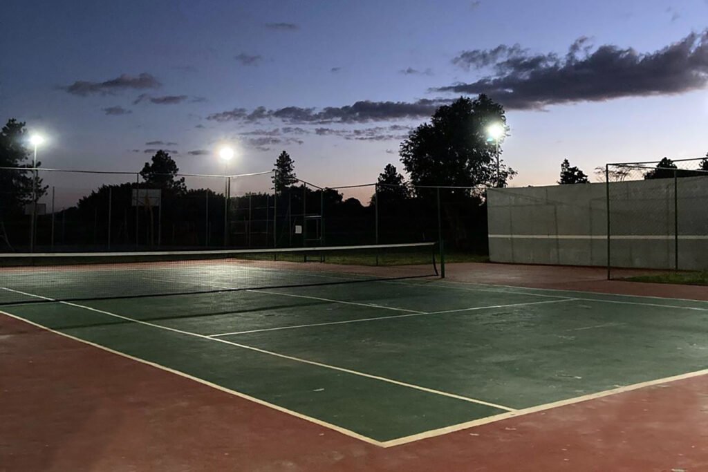 Il campo da tennis realizzato a Ndola (Zambia), ora dotato di impianto di illuminazione grazie alla raccolta fondi promossa dai Carota Boys