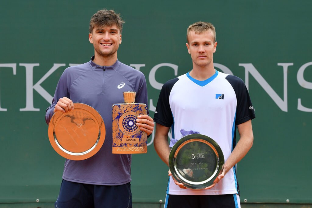 La premiazione della prima edizione dell'Atkinsons Monza Open 25. Da sinistra: il vincitore Raphael Collignon e il finalista Vitaliy Sachko (foto Francesco Panunzio)
