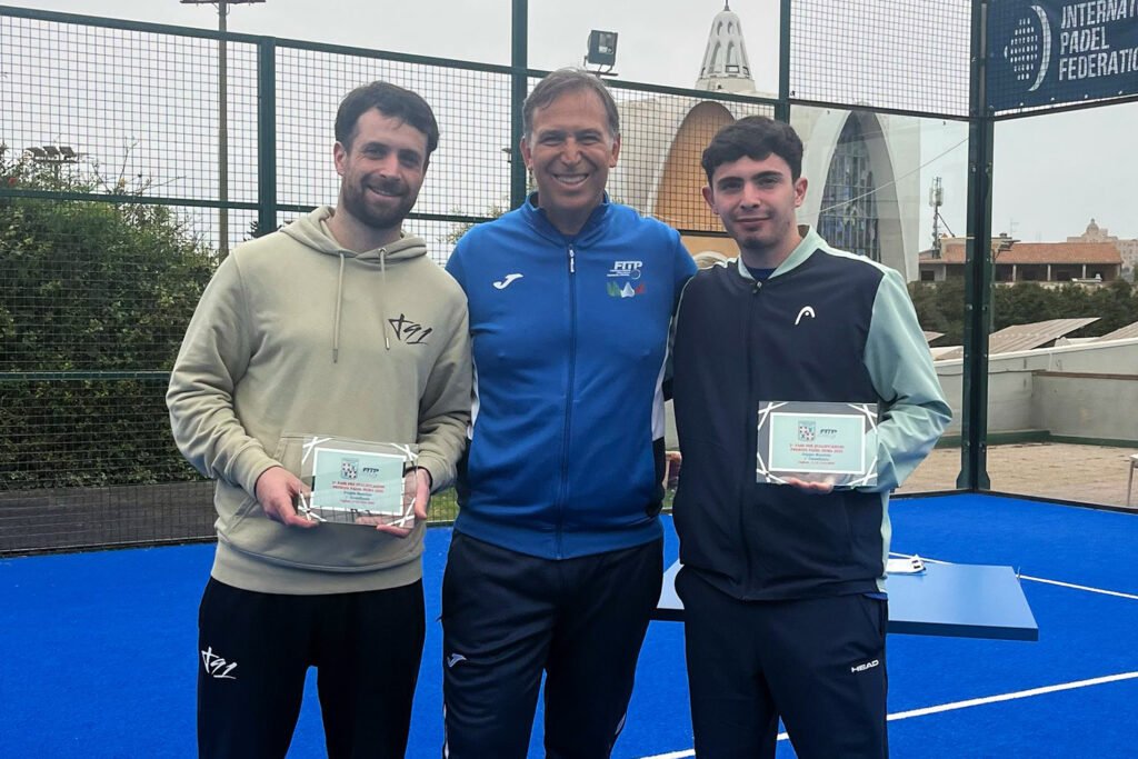 I vincitori dell'Open maschile del Tc Cagliari che vale un posto nelle pre-qualificazioni del BNL Italy Major. Da sinistra: Nicolò Turchetti, il direttore di gara Giulio Loi e Francesco Spurio