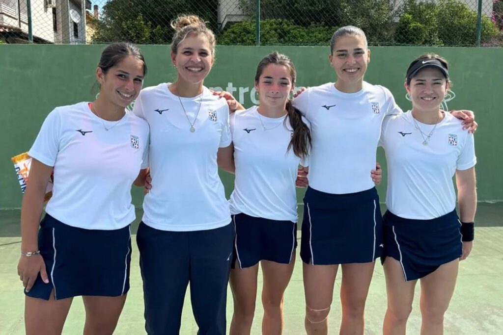 La formazione di Serie B2 femminile del Tennis Club Cagliari, in testa al girone 3 grazie a tre successi per 4-0 in altrettante sfide disputate