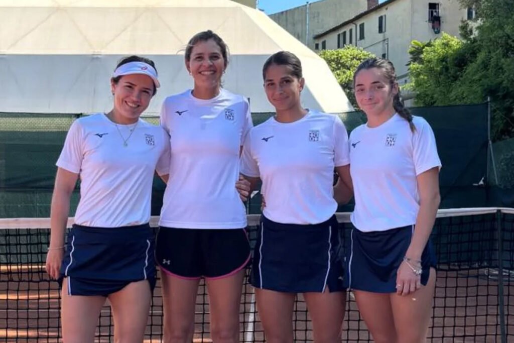 La formazione di Serie B2 femminile del Tennis Club Cagliari. Da sinistra: Gabriela Ce, Carla Lucero (cap.), Barbara Dessolis, Marcella Dessolis