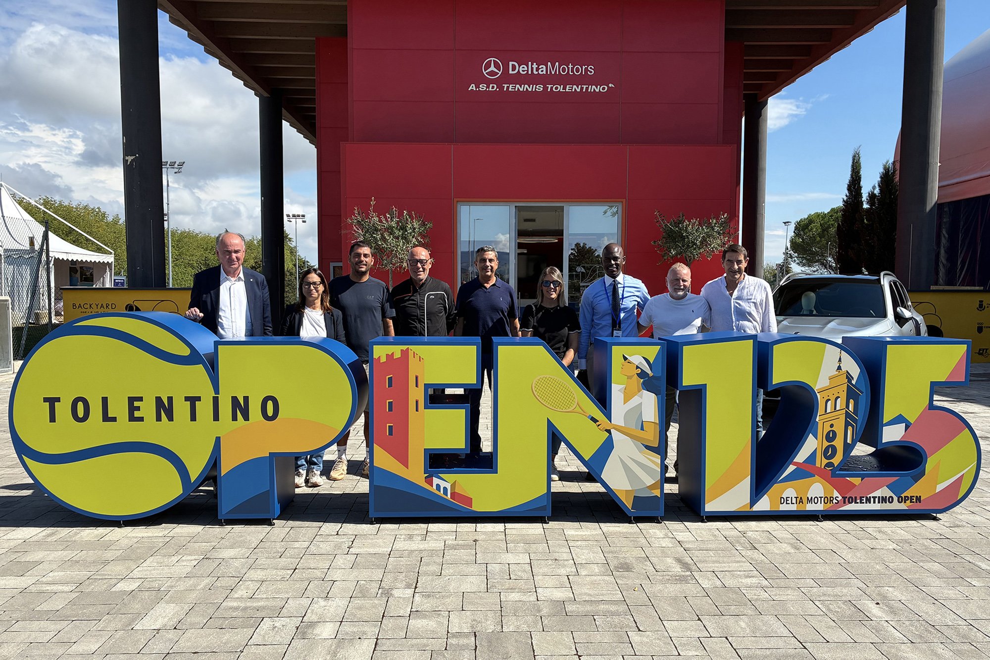 I relatori della conferenza stampa di presentazione del Delta Motors Tolentino Open. Da sinistra: Fabio Luna (presidente CONI Marche), Alessia Pupo (vice sindaco e assessore allo sport del Comune di Tolentino), Marco Pisciotta (direttore Delta Motors Tolentino Open), Marco Sposetti (presidente Associazione Tennis Tolentino), Gerardo Savini (general manager Delta Motors), Silvia Luconi (sottosegretaria alla Presidenza della Giunta regionale delle Marche), Yaro Abdoul (WTA tournament relations), Emiliano Guzzo (consigliere nazionale FITP), Andrea Bolognesi (presidente Comitato Regionale FITP Marche) (foto GAME)