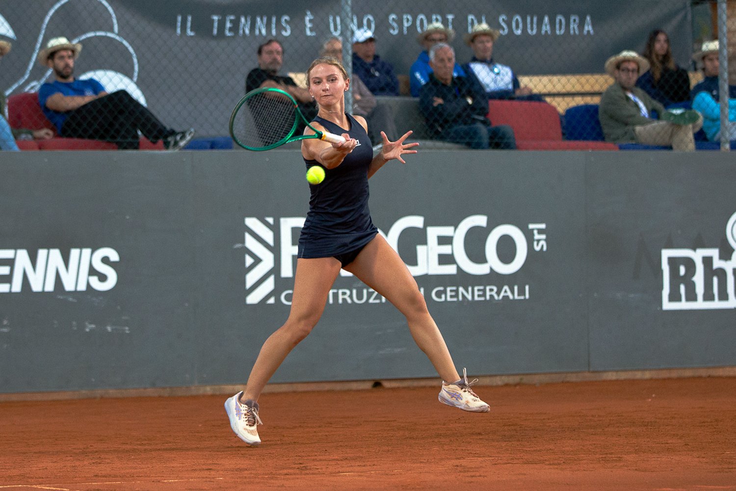 La 18enne di casa Ginevra De Angelis: è una delle giocatrici del team di Serie A2 del Tennis Tolentino Tiberi Acciai (foto Ludovico Cecoli)