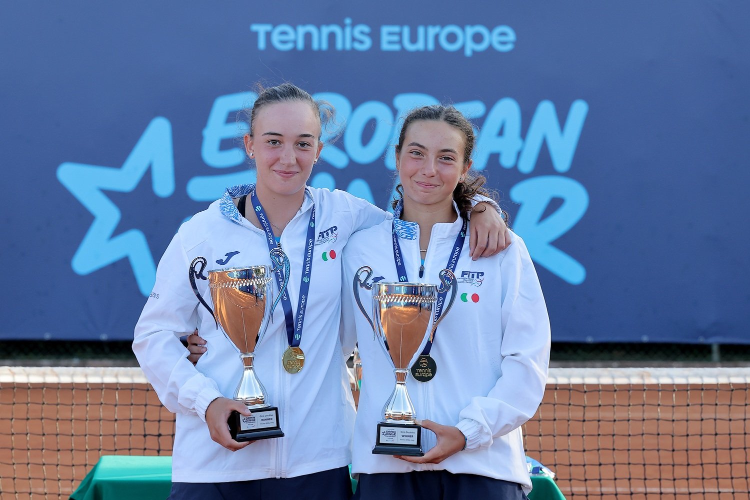 La premiazione di Ludovica Casalino (sinistra) e Camilla Olga Castracani, vincitrici del titolo europeo Under 16 di doppio - Foto FITP