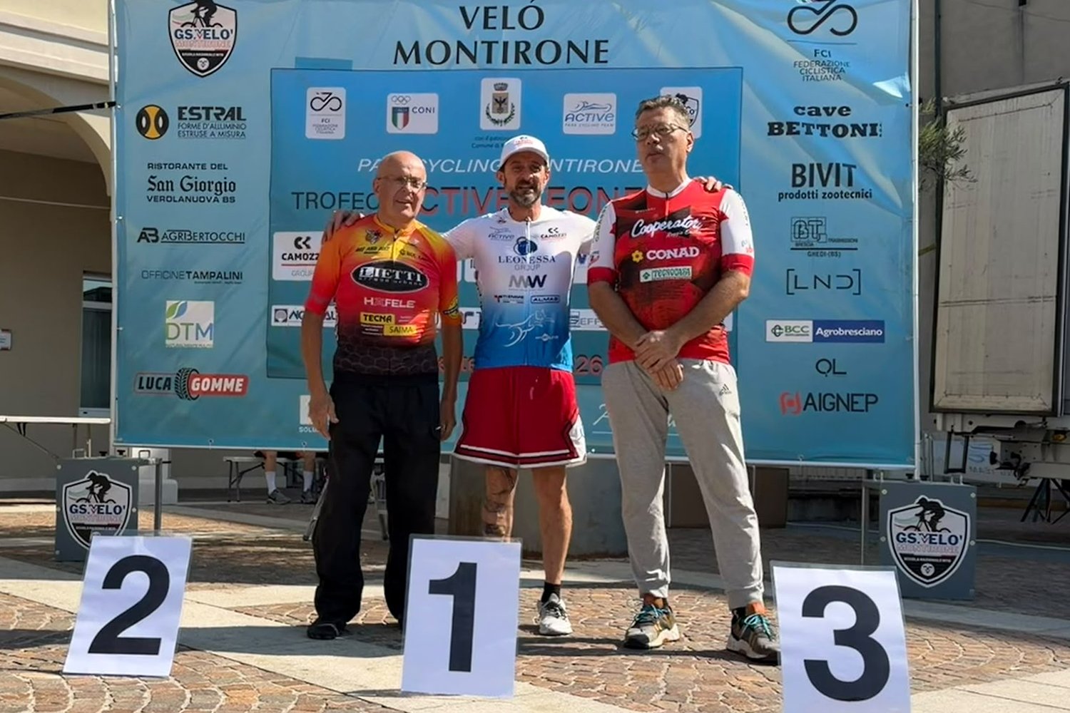 Roberto Zanetti (al centro) è uno dei numerosi atleti di casa vincitori del 1° Trofeo Active Leonessa di Montirone