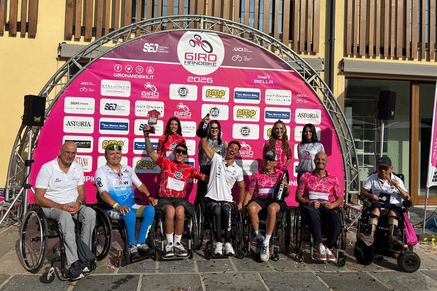 La festa degli atleti dell'Active Team La Leonessa presenti all'ultima tappa del Giro Handbike 2026, corsa a Biella