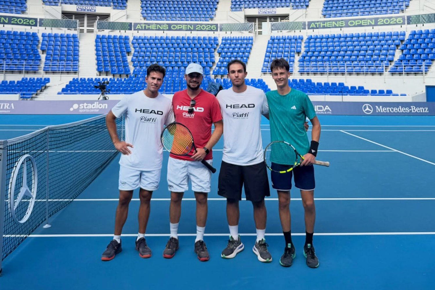 Atleti e tecnici del nuovo Piatti Tennis Center Athens sul Centrale dello Stadion Sports Center