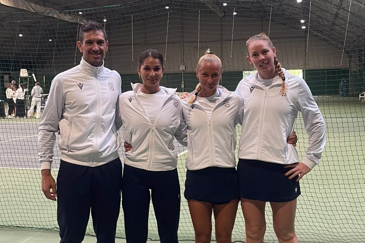 La formazione di Serie A1 del Tennis Club Cagliari impegnata nella trasferta a Padova. Da sinistra: Martin Vassallo Arguello (capitano), Barbara Dessolis, Alessandra Mazzola e Despina Papamichail