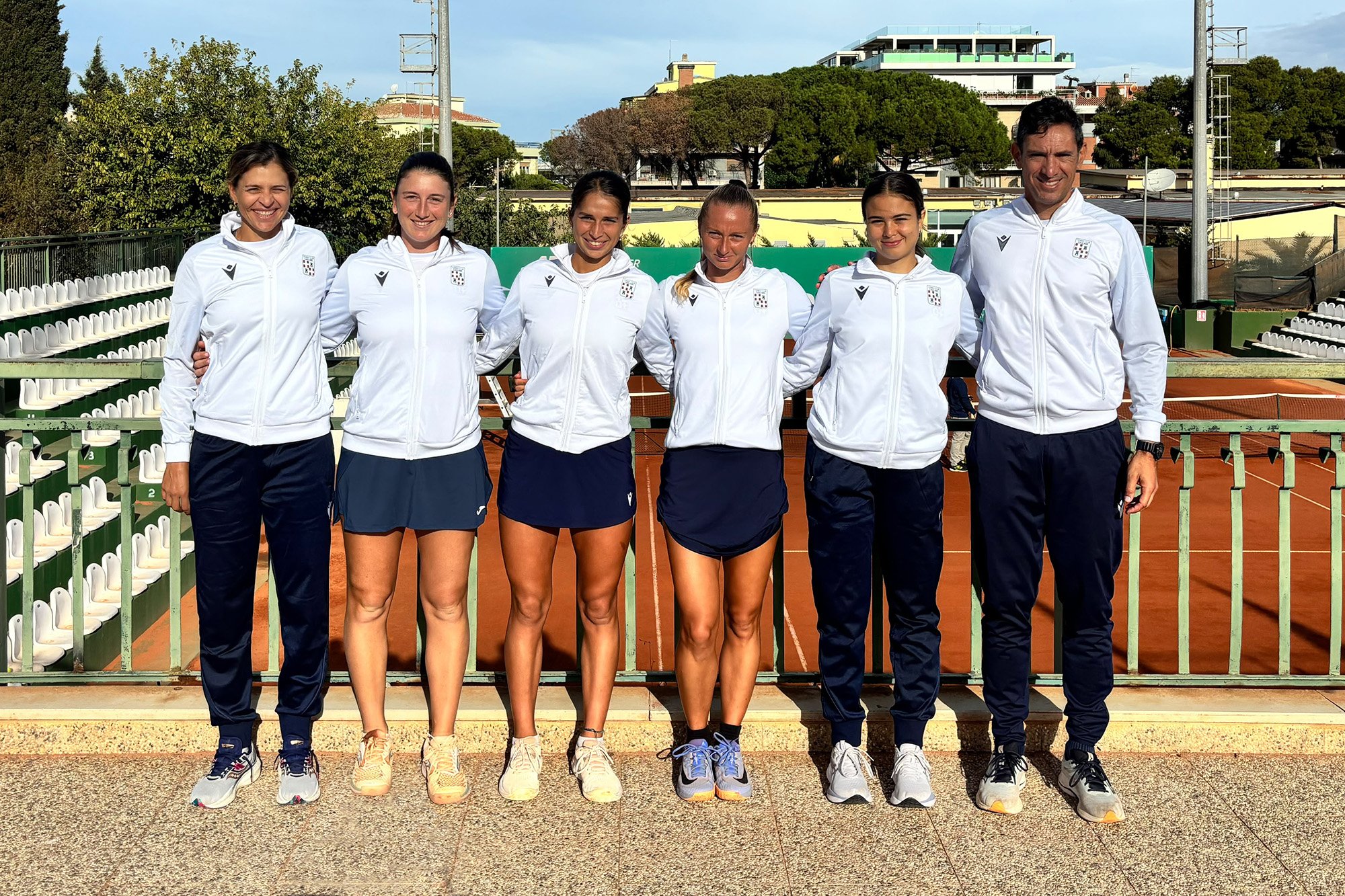 La formazione di Serie A1 del Tennis Club Cagliari. Da sinistra: Carla Lucero (vice capitana), Nuria Brancaccio, Barbara Dessolis, Alessandra Mazzola, Sara Festa e Martin Vassallo Arguello (capitano)