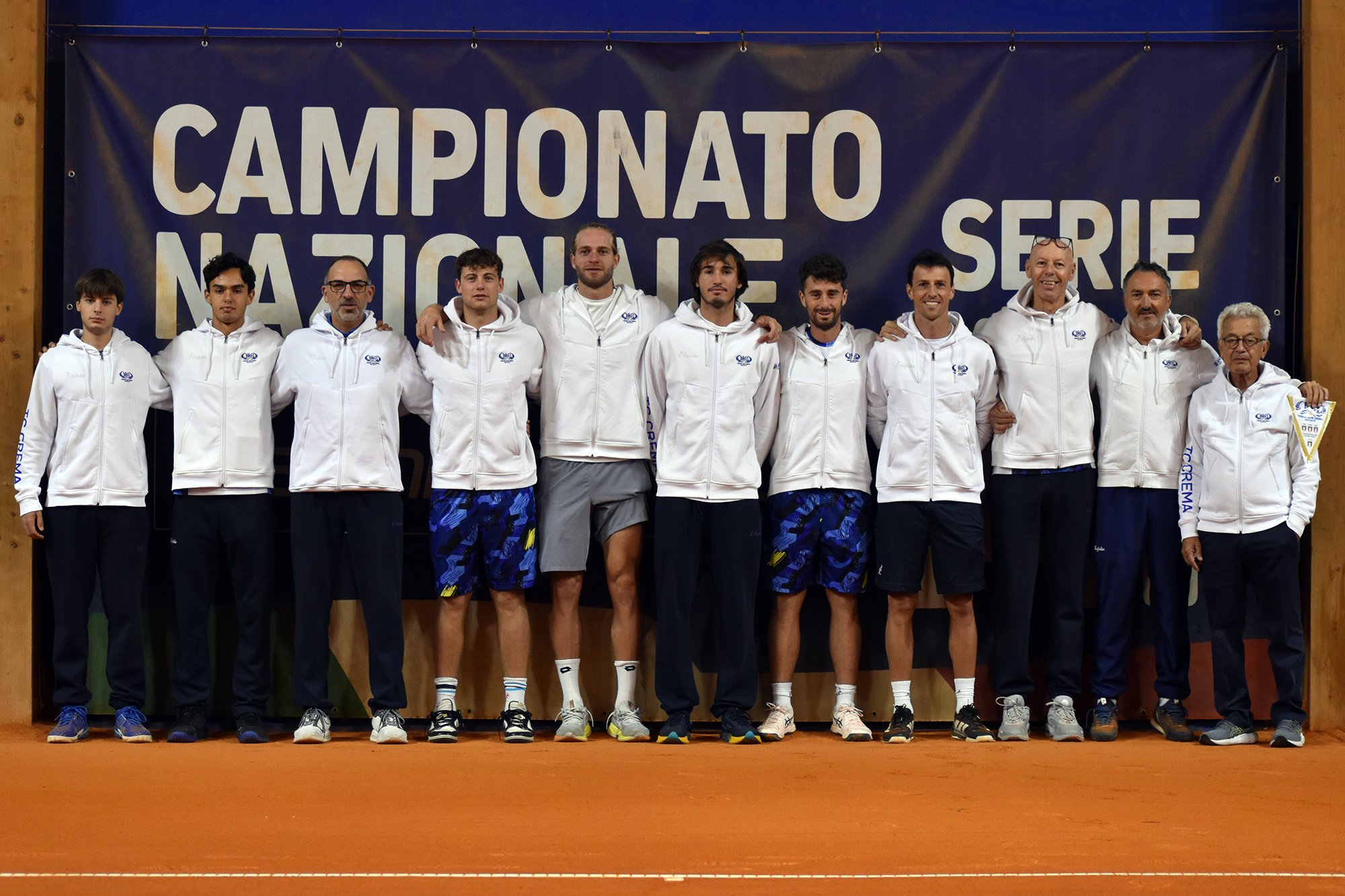 La formazione di Serie A1 del Tennis Club Crema. Da sinistra: Christian Donida, Mattias Pisanu, Alessandro Cè (preparatore atletico), Lorenzo Bresciani, Samuel Vincent Ruggeri, Nicholas David Ionel, Manuel Mazza, Andrea Arnaboldi, Fabio Delfini (vice capitano), Armando Zanotti (capitano), Stefano Agostino (presidente) (foto GAME)