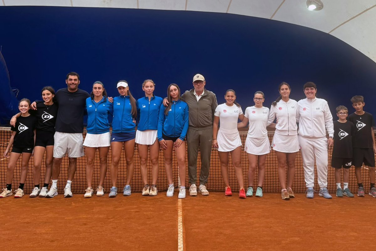 La formazione del Tennis Tolentino (in blu) ha battuto il Ct Eur per 4-0